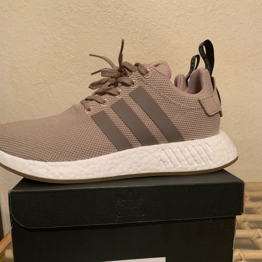 ADIDAS NMD R2 Khakisize 9.5